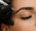 Técnica Hair Stroke de micropigmentación en cejas, primer plano realista con resultados naturales.